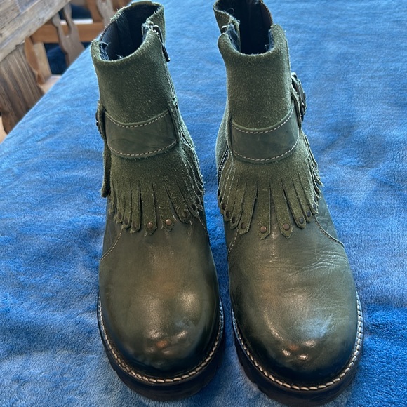 Dromedaris olive green fringe boots. Heel 2”. Platform 1” - Picture 8 of 8